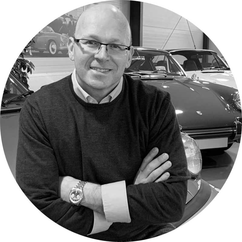 Ein Portrait von Dennis Nachtigal inmitten seiner Fahrzeughalle