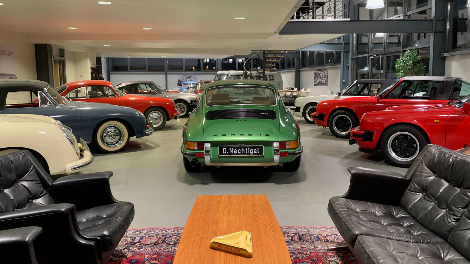Die Fahrzeughalle mit Blick auf die klassischen Sportwagen